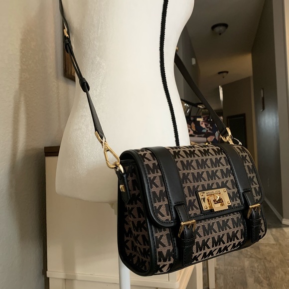 Michael Kors Handbags - New MK Crossbody 🖤 Bedford